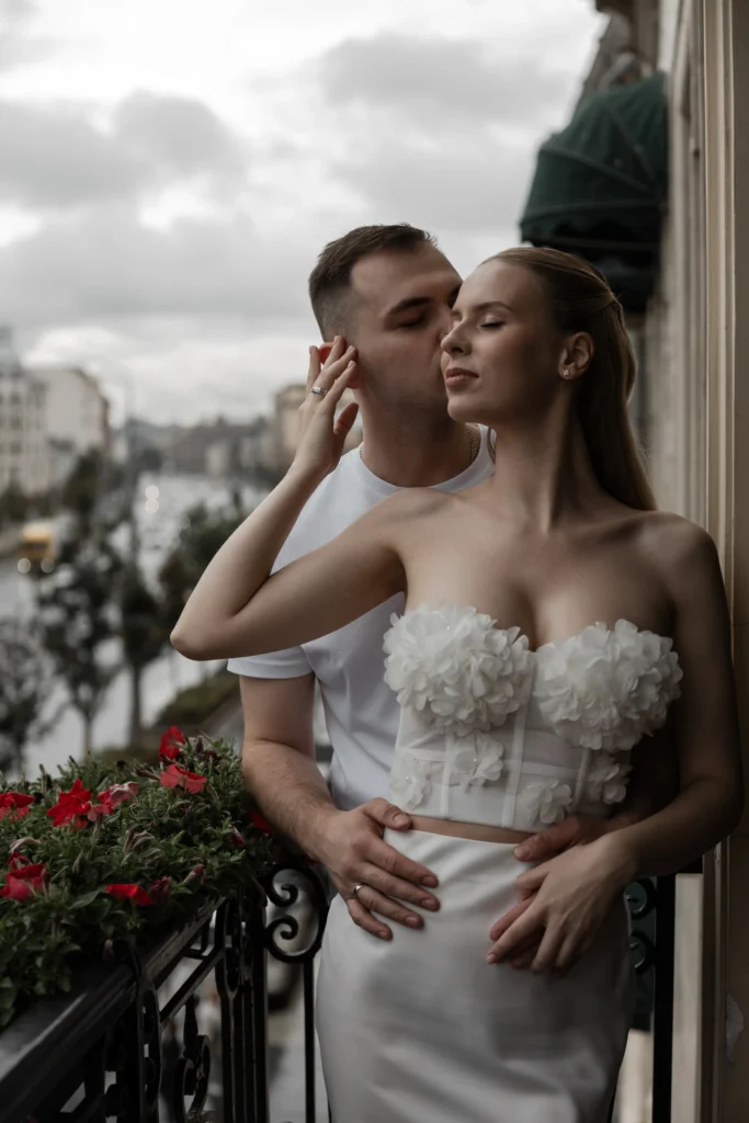 Совместные сборы жениха и невесты в номере отеля