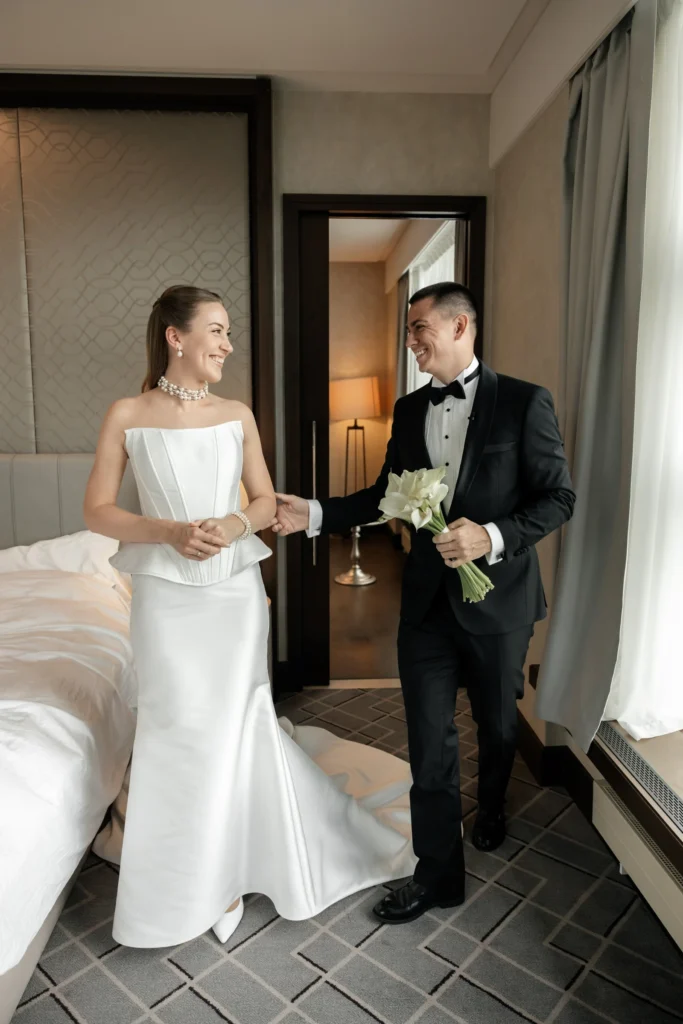 Первая встреча жениха и невесты в номере отеля Hyatt