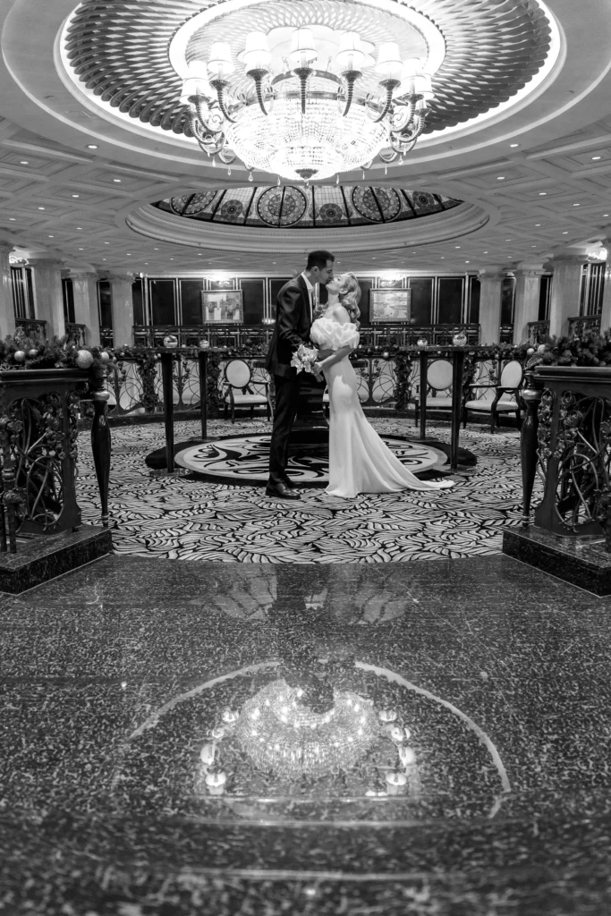Общий портрет жениха и невесты в холле St. Regis