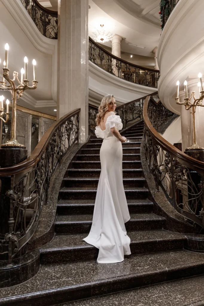 Фотосессия невесты на лестнице в холле отеля The St. Regis Moscow Nikolskaya