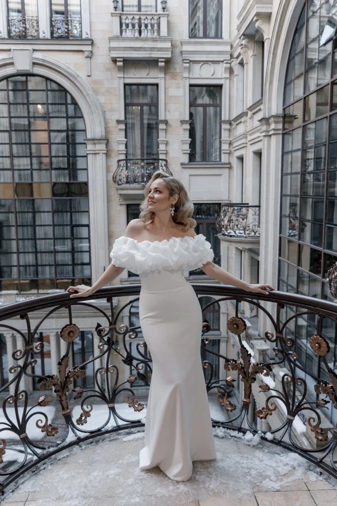 Фотосессия свадебного утра невесты на балконе номера отеля St. Regis